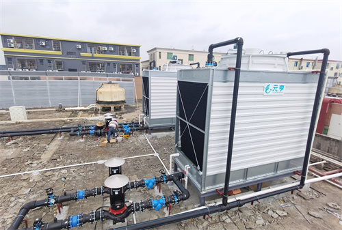 工業(yè)型冷卻塔選型時的注意事項(小型冷卻塔型號及參數(shù)選擇)今天江帆冷卻塔廠家的小編給大家介紹下工業(yè)型冷卻塔選型時的注意事項：  1.工業(yè)型冷卻塔的塔體結(jié)構(gòu)材料要穩(wěn)定、經(jīng)久耐用、耐腐蝕、組裝配合準(zhǔn)確；